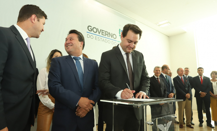 O governador Carlos Massa Ratinho Junior  deu posse, em cerimônia no Palácio Iguaçu, ao secretário de Estado do Desenvolvimento Sustentável e Turismo, Marcio Nunes, e aos presidentes das autarquias vinculadas à pasta. Foram empossados os presidentes do Instituto Água e Terra, Everton Souza; do Simepar, Eduardo Alvin; da Paraná Desenvolvimento, Eduardo Bekin; e da Paraná Turismo, João Jacob Mehl.  -  Curitiba, 12/02/2019  -  Foto: Rodrigo Félix Leal/ANPr