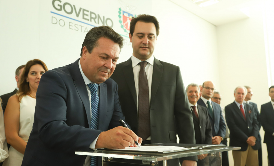 O governador Carlos Massa Ratinho Junior  deu posse, em cerimônia no Palácio Iguaçu, ao secretário de Estado do Desenvolvimento Sustentável e Turismo, Marcio Nunes, e aos presidentes das autarquias vinculadas à pasta. Foram empossados os presidentes do Instituto Água e Terra, Everton Souza; do Simepar, Eduardo Alvin; da Paraná Desenvolvimento, Eduardo Bekin; e da Paraná Turismo, João Jacob Mehl.  -  Curitiba, 12/02/2019  -  Foto: Rodrigo Félix Leal/ANPr