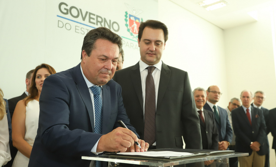 O governador Carlos Massa Ratinho Junior  deu posse, em cerimônia no Palácio Iguaçu, ao secretário de Estado do Desenvolvimento Sustentável e Turismo, Marcio Nunes, e aos presidentes das autarquias vinculadas à pasta. Foram empossados os presidentes do Instituto Água e Terra, Everton Souza; do Simepar, Eduardo Alvin; da Paraná Desenvolvimento, Eduardo Bekin; e da Paraná Turismo, João Jacob Mehl.  -  Curitiba, 12/02/2019  -  Foto: Rodrigo Félix Leal/ANPr