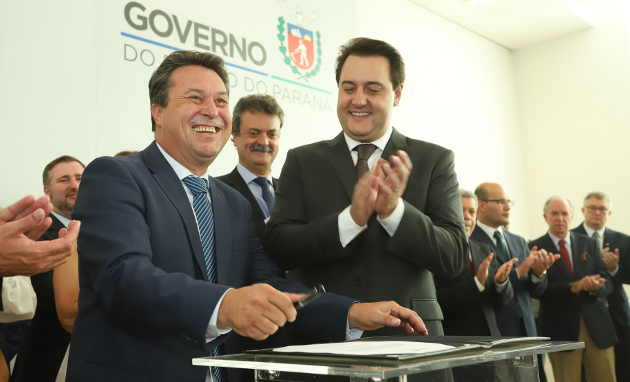 O governador Carlos Massa Ratinho Junior  deu posse, em cerimônia no Palácio Iguaçu, ao secretário de Estado do Desenvolvimento Sustentável e Turismo, Marcio Nunes, e aos presidentes das autarquias vinculadas à pasta. Foram empossados os presidentes do Instituto Água e Terra, Everton Souza; do Simepar, Eduardo Alvin; da Paraná Desenvolvimento, Eduardo Bekin; e da Paraná Turismo, João Jacob Mehl.  -  Curitiba, 12/02/2019  -  Foto: Rodrigo Félix Leal/ANPr