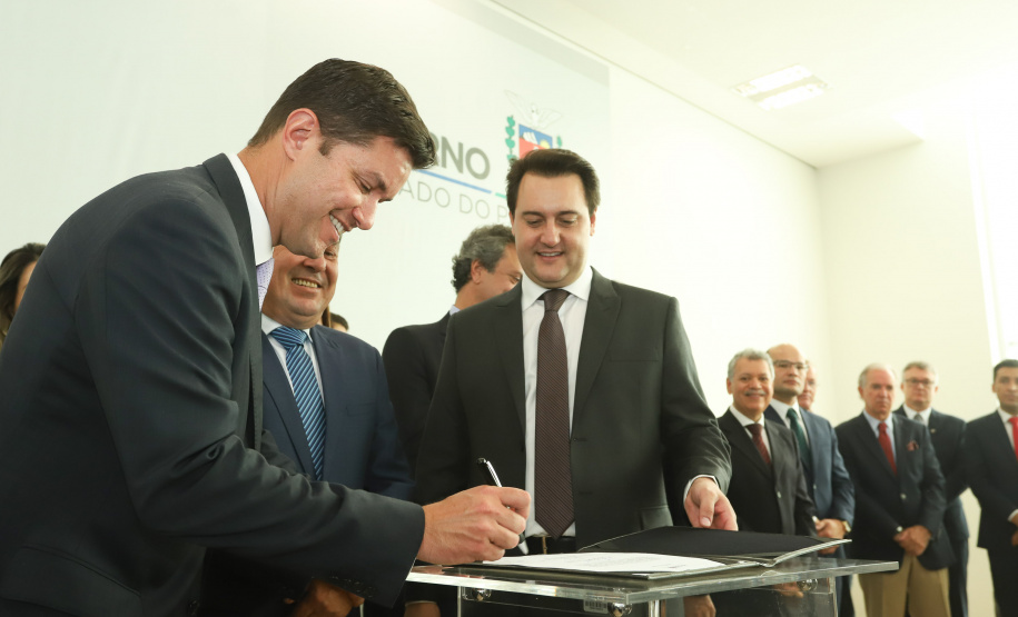 O governador Carlos Massa Ratinho Junior  deu posse, em cerimônia no Palácio Iguaçu, ao secretário de Estado do Desenvolvimento Sustentável e Turismo, Marcio Nunes, e aos presidentes das autarquias vinculadas à pasta. Foram empossados os presidentes do Instituto Água e Terra, Everton Souza; do Simepar, Eduardo Alvin; da Paraná Desenvolvimento, Eduardo Bekin; e da Paraná Turismo, João Jacob Mehl.  -  Curitiba, 12/02/2019  -  Foto: Rodrigo Félix Leal/ANPr