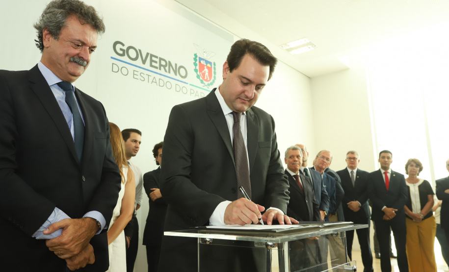 O governador Carlos Massa Ratinho Junior  deu posse, em cerimônia no Palácio Iguaçu, ao secretário de Estado do Desenvolvimento Sustentável e Turismo, Marcio Nunes, e aos presidentes das autarquias vinculadas à pasta. Foram empossados os presidentes do Instituto Água e Terra, Everton Souza; do Simepar, Eduardo Alvin; da Paraná Desenvolvimento, Eduardo Bekin; e da Paraná Turismo, João Jacob Mehl.  -  Curitiba, 12/02/2019  -  Foto: Rodrigo Félix Leal/ANPr