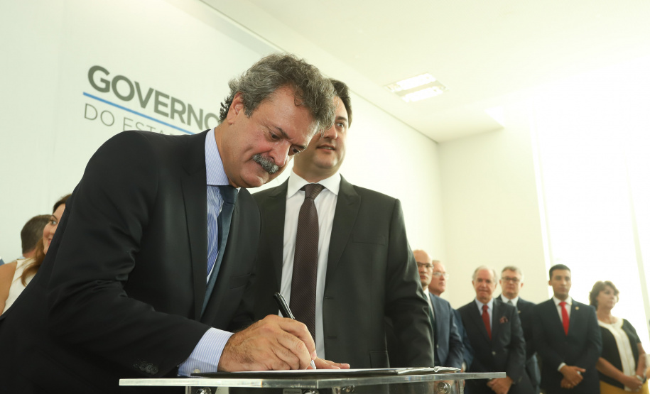 O governador Carlos Massa Ratinho Junior  deu posse, em cerimônia no Palácio Iguaçu, ao secretário de Estado do Desenvolvimento Sustentável e Turismo, Marcio Nunes, e aos presidentes das autarquias vinculadas à pasta. Foram empossados os presidentes do Instituto Água e Terra, Everton Souza; do Simepar, Eduardo Alvin; da Paraná Desenvolvimento, Eduardo Bekin; e da Paraná Turismo, João Jacob Mehl.  -  Curitiba, 12/02/2019  -  Foto: Rodrigo Félix Leal/ANPr