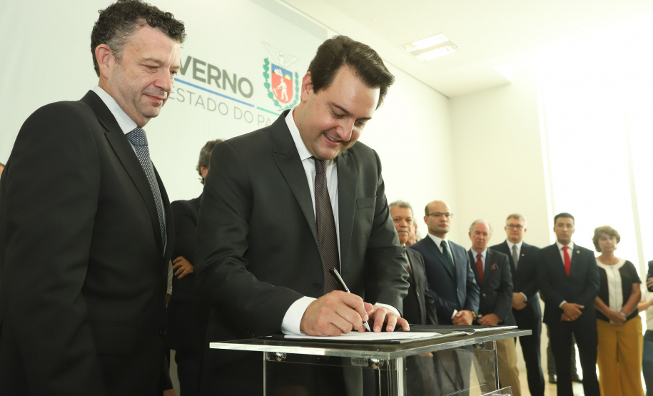 O governador Carlos Massa Ratinho Junior  deu posse, em cerimônia no Palácio Iguaçu, ao secretário de Estado do Desenvolvimento Sustentável e Turismo, Marcio Nunes, e aos presidentes das autarquias vinculadas à pasta. Foram empossados os presidentes do Instituto Água e Terra, Everton Souza; do Simepar, Eduardo Alvin; da Paraná Desenvolvimento, Eduardo Bekin; e da Paraná Turismo, João Jacob Mehl.  -  Curitiba, 12/02/2019  -  Foto: Rodrigo Félix Leal/ANPr