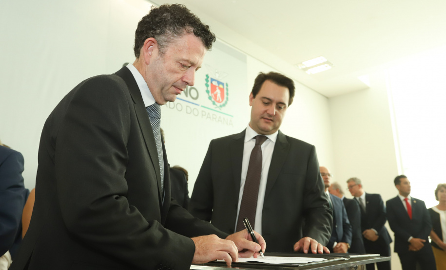 O governador Carlos Massa Ratinho Junior  deu posse, em cerimônia no Palácio Iguaçu, ao secretário de Estado do Desenvolvimento Sustentável e Turismo, Marcio Nunes, e aos presidentes das autarquias vinculadas à pasta. Foram empossados os presidentes do Instituto Água e Terra, Everton Souza; do Simepar, Eduardo Alvin; da Paraná Desenvolvimento, Eduardo Bekin; e da Paraná Turismo, João Jacob Mehl.  -  Curitiba, 12/02/2019  -  Foto: Rodrigo Félix Leal/ANPr