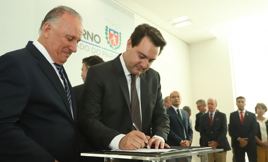 O governador Carlos Massa Ratinho Junior  deu posse, em cerimônia no Palácio Iguaçu, ao secretário de Estado do Desenvolvimento Sustentável e Turismo, Marcio Nunes, e aos presidentes das autarquias vinculadas à pasta. Foram empossados os presidentes do Instituto Água e Terra, Everton Souza; do Simepar, Eduardo Alvin; da Paraná Desenvolvimento, Eduardo Bekin; e da Paraná Turismo, João Jacob Mehl.  -  Curitiba, 12/02/2019  -  Foto: Rodrigo Félix Leal/ANPr