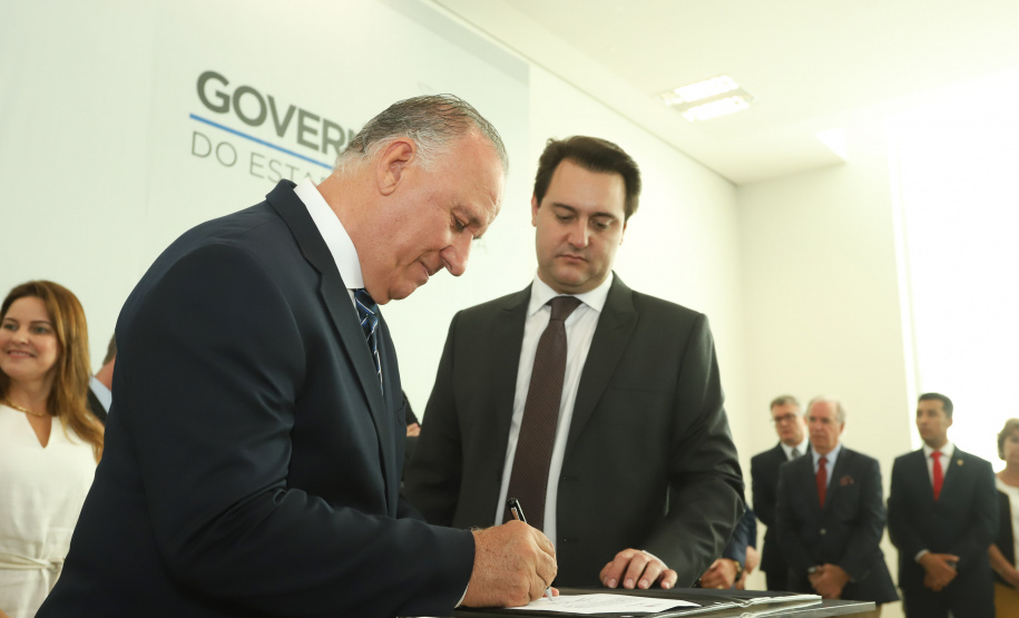 O governador Carlos Massa Ratinho Junior  deu posse, em cerimônia no Palácio Iguaçu, ao secretário de Estado do Desenvolvimento Sustentável e Turismo, Marcio Nunes, e aos presidentes das autarquias vinculadas à pasta. Foram empossados os presidentes do Instituto Água e Terra, Everton Souza; do Simepar, Eduardo Alvin; da Paraná Desenvolvimento, Eduardo Bekin; e da Paraná Turismo, João Jacob Mehl.  -  Curitiba, 12/02/2019  -  Foto: Rodrigo Félix Leal/ANPr