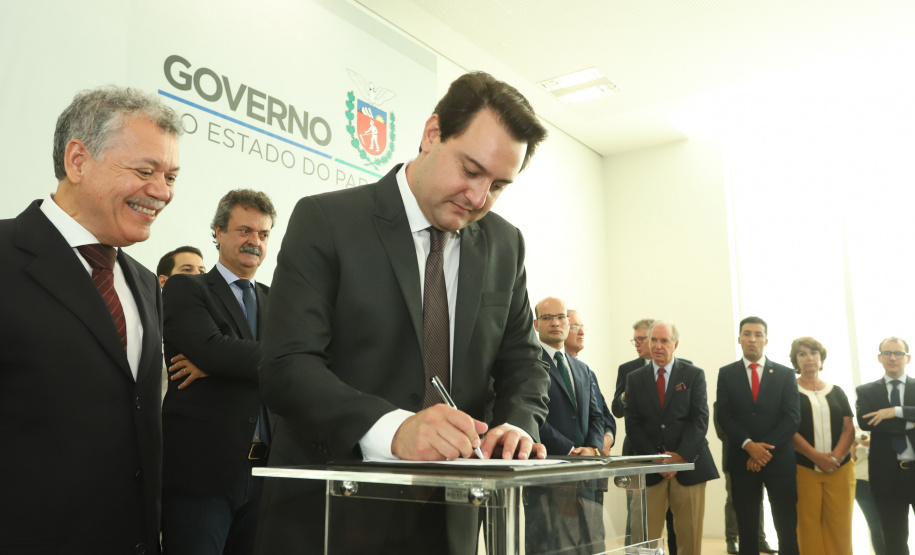 O governador Carlos Massa Ratinho Junior  deu posse, em cerimônia no Palácio Iguaçu, ao secretário de Estado do Desenvolvimento Sustentável e Turismo, Marcio Nunes, e aos presidentes das autarquias vinculadas à pasta. Foram empossados os presidentes do Instituto Água e Terra, Everton Souza; do Simepar, Eduardo Alvin; da Paraná Desenvolvimento, Eduardo Bekin; e da Paraná Turismo, João Jacob Mehl.  -  Curitiba, 12/02/2019  -  Foto: Rodrigo Félix Leal/ANPr