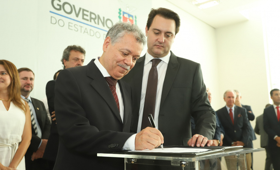 O governador Carlos Massa Ratinho Junior  deu posse, em cerimônia no Palácio Iguaçu, ao secretário de Estado do Desenvolvimento Sustentável e Turismo, Marcio Nunes, e aos presidentes das autarquias vinculadas à pasta. Foram empossados os presidentes do Instituto Água e Terra, Everton Souza; do Simepar, Eduardo Alvin; da Paraná Desenvolvimento, Eduardo Bekin; e da Paraná Turismo, João Jacob Mehl.  -  Curitiba, 12/02/2019  -  Foto: Rodrigo Félix Leal/ANPr