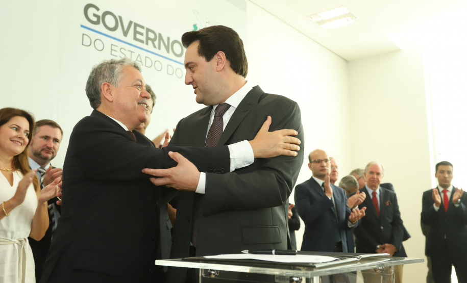 O governador Carlos Massa Ratinho Junior  deu posse, em cerimônia no Palácio Iguaçu, ao secretário de Estado do Desenvolvimento Sustentável e Turismo, Marcio Nunes, e aos presidentes das autarquias vinculadas à pasta. Foram empossados os presidentes do Instituto Água e Terra, Everton Souza; do Simepar, Eduardo Alvin; da Paraná Desenvolvimento, Eduardo Bekin; e da Paraná Turismo, João Jacob Mehl.  -  Curitiba, 12/02/2019  -  Foto: Rodrigo Félix Leal/ANPr