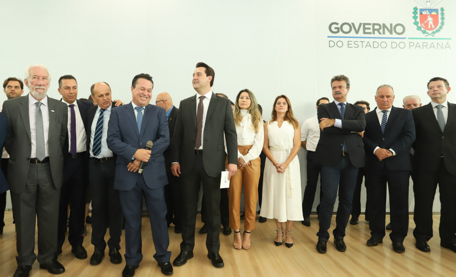 O governador Carlos Massa Ratinho Junior  deu posse, em cerimônia no Palácio Iguaçu, ao secretário de Estado do Desenvolvimento Sustentável e Turismo, Marcio Nunes, e aos presidentes das autarquias vinculadas à pasta. Foram empossados os presidentes do Instituto Água e Terra, Everton Souza; do Simepar, Eduardo Alvin; da Paraná Desenvolvimento, Eduardo Bekin; e da Paraná Turismo, João Jacob Mehl.  -  Curitiba, 12/02/2019  -  Foto: Rodrigo Félix Leal/ANPr