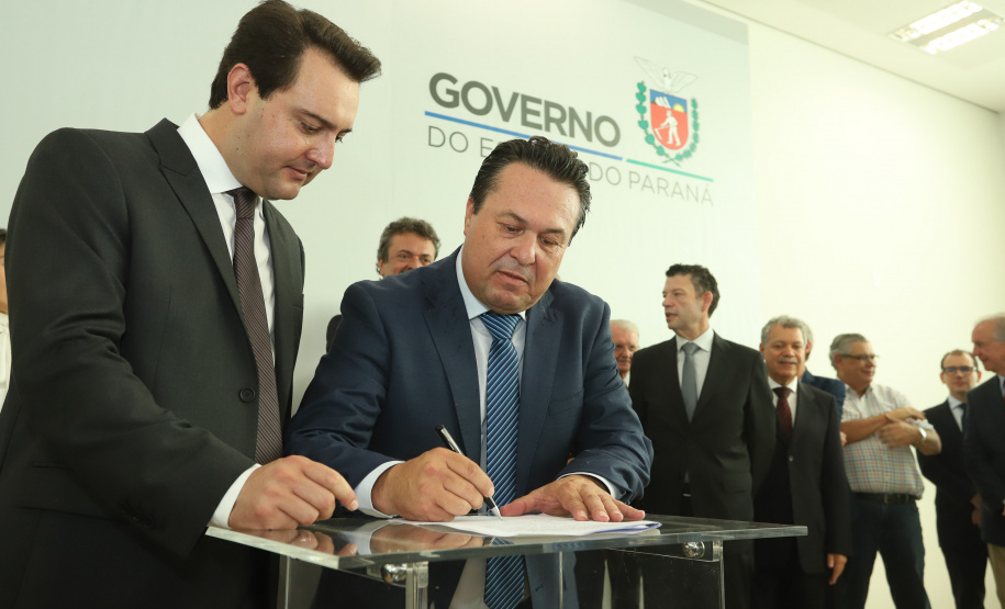 O governador Carlos Massa Ratinho Junior  deu posse, em cerimônia no Palácio Iguaçu, ao secretário de Estado do Desenvolvimento Sustentável e Turismo, Marcio Nunes, e aos presidentes das autarquias vinculadas à pasta. Foram empossados os presidentes do Instituto Água e Terra, Everton Souza; do Simepar, Eduardo Alvin; da Paraná Desenvolvimento, Eduardo Bekin; e da Paraná Turismo, João Jacob Mehl.  -  Curitiba, 12/02/2019  -  Foto: Rodrigo Félix Leal/ANPr