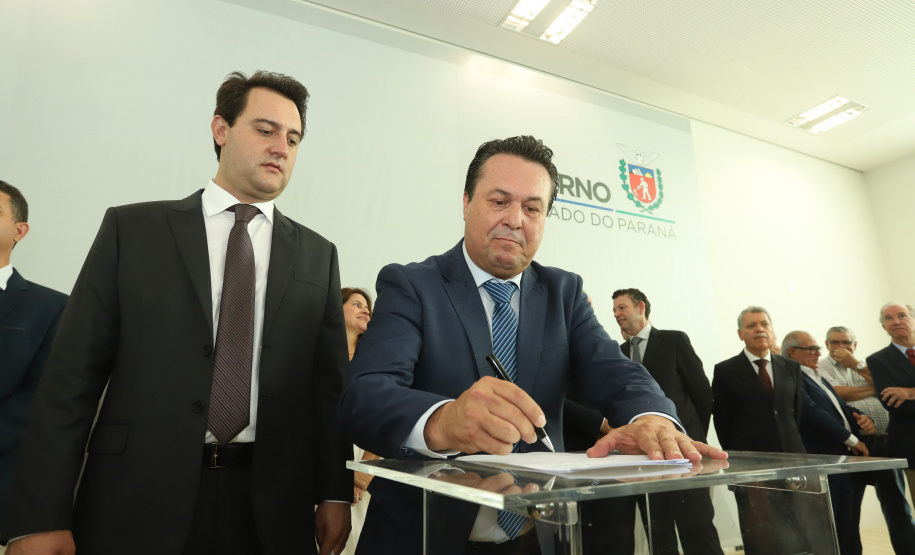 O governador Carlos Massa Ratinho Junior  deu posse, em cerimônia no Palácio Iguaçu, ao secretário de Estado do Desenvolvimento Sustentável e Turismo, Marcio Nunes, e aos presidentes das autarquias vinculadas à pasta. Foram empossados os presidentes do Instituto Água e Terra, Everton Souza; do Simepar, Eduardo Alvin; da Paraná Desenvolvimento, Eduardo Bekin; e da Paraná Turismo, João Jacob Mehl.  -  Curitiba, 12/02/2019  -  Foto: Rodrigo Félix Leal/ANPr