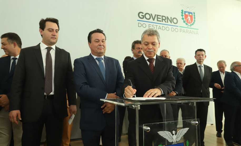 O governador Carlos Massa Ratinho Junior  deu posse, em cerimônia no Palácio Iguaçu, ao secretário de Estado do Desenvolvimento Sustentável e Turismo, Marcio Nunes, e aos presidentes das autarquias vinculadas à pasta. Foram empossados os presidentes do Instituto Água e Terra, Everton Souza; do Simepar, Eduardo Alvin; da Paraná Desenvolvimento, Eduardo Bekin; e da Paraná Turismo, João Jacob Mehl.  -  Curitiba, 12/02/2019  -  Foto: Rodrigo Félix Leal/ANPr