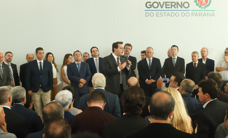 O governador Carlos Massa Ratinho Junior  deu posse, em cerimônia no Palácio Iguaçu, ao secretário de Estado do Desenvolvimento Sustentável e Turismo, Marcio Nunes, e aos presidentes das autarquias vinculadas à pasta. Foram empossados os presidentes do Instituto Água e Terra, Everton Souza; do Simepar, Eduardo Alvin; da Paraná Desenvolvimento, Eduardo Bekin; e da Paraná Turismo, João Jacob Mehl.  -  Curitiba, 12/02/2019  -  Foto: Rodrigo Félix Leal/ANPr