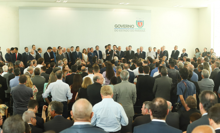 O governador Carlos Massa Ratinho Junior  deu posse, em cerimônia no Palácio Iguaçu, ao secretário de Estado do Desenvolvimento Sustentável e Turismo, Marcio Nunes, e aos presidentes das autarquias vinculadas à pasta. Foram empossados os presidentes do Instituto Água e Terra, Everton Souza; do Simepar, Eduardo Alvin; da Paraná Desenvolvimento, Eduardo Bekin; e da Paraná Turismo, João Jacob Mehl.  -  Curitiba, 12/02/2019  -  Foto: Rodrigo Félix Leal/ANPr