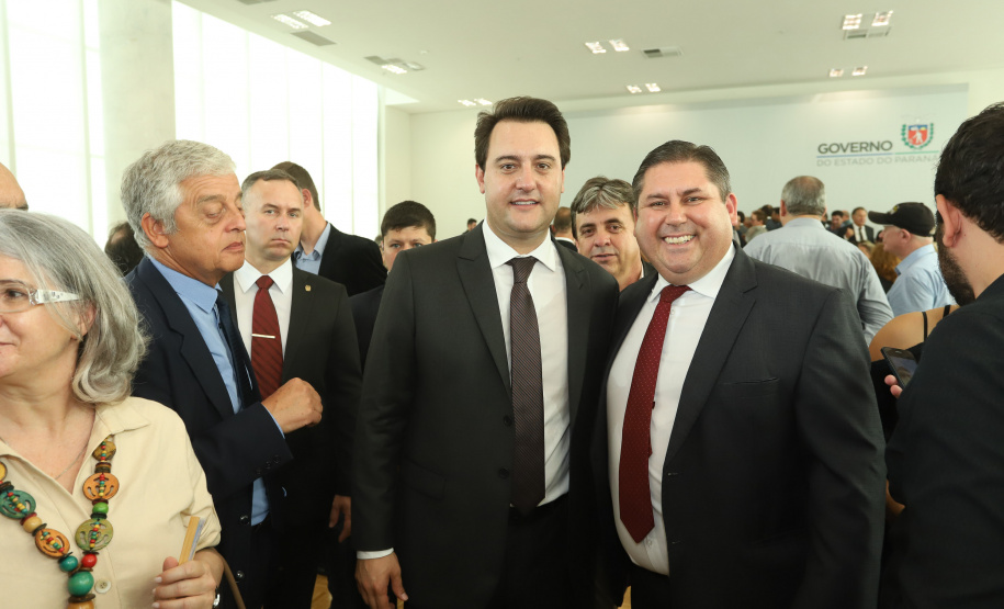 O governador Carlos Massa Ratinho Junior  deu posse, em cerimônia no Palácio Iguaçu, ao secretário de Estado do Desenvolvimento Sustentável e Turismo, Marcio Nunes, e aos presidentes das autarquias vinculadas à pasta. Foram empossados os presidentes do Instituto Água e Terra, Everton Souza; do Simepar, Eduardo Alvin; da Paraná Desenvolvimento, Eduardo Bekin; e da Paraná Turismo, João Jacob Mehl.  -  Curitiba, 12/02/2019  -  Foto: Rodrigo Félix Leal/ANPr