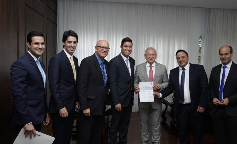 O governo encaminhou nesta terça-feira (12) à Assembleia Legislativa o projeto de lei da reforma administrativa. A entrega foi feita pelo chefe da Casa Civil, Guto Silva, e pelo secretário de Planejamento, Valdemar Bernardo Jorge, ao presidente da Alep, Ademar Traiano. Foto: Guilherme Flores