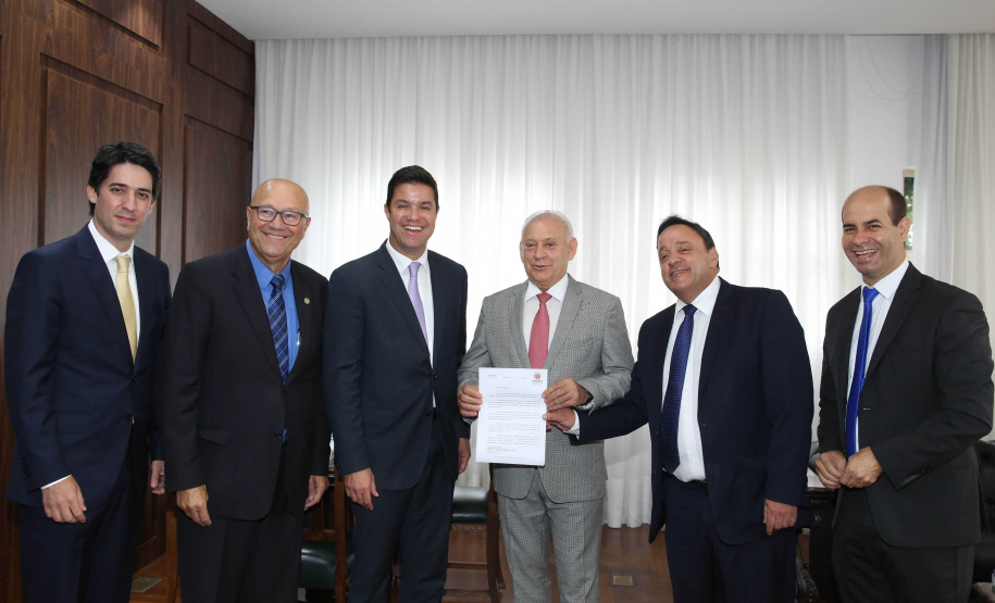 O governo encaminhou nesta terça-feira (12) à Assembleia Legislativa o projeto de lei da reforma administrativa. A entrega foi feita pelo chefe da Casa Civil, Guto Silva, e pelo secretário de Planejamento, Valdemar Bernardo Jorge, ao presidente da Alep, Ademar Traiano. Foto: Nani Gois/ALEP