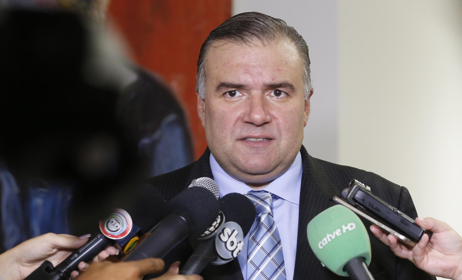 RATINHO JR EMPOSSA O SECRETÁRIO NEY LEPREVOST. O governador Carlos Massa Ratinho Junior, dá posse a Ney Leprevost na pasta da secretaria da Justiça, Família e Trabalho.Curitiba, 12-02-19.Foto: Arnaldo Alves / ANPr.