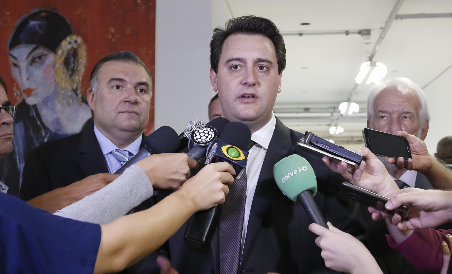 RATINHO JR EMPOSSA O SECRETÁRIO NEY LEPREVOST. O governador Carlos Massa Ratinho Junior, dá posse a Ney Leprevost na pasta da secretaria da Justiça, Família e Trabalho.Curitiba, 12-02-19.Foto: Arnaldo Alves / ANPr.
