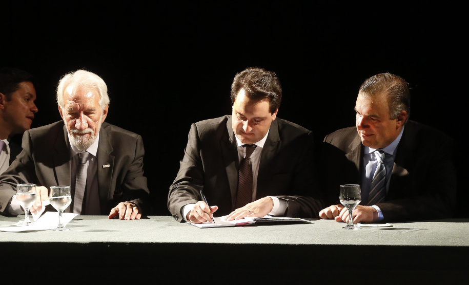 RATINHO JR EMPOSSA O SECRETÁRIO NEY LEPREVOST. O governador Carlos Massa Ratinho Junior, dá posse a Ney Leprevost na pasta da secretaria da Justiça, Família e Trabalho.Curitiba, 12-02-19.Foto: Arnaldo Alves / ANPr.