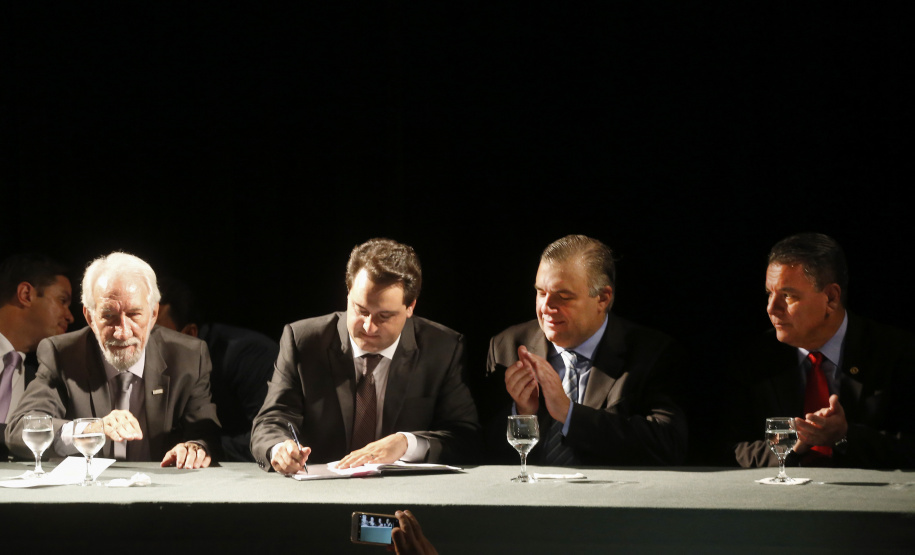 RATINHO JR EMPOSSA O SECRETÁRIO NEY LEPREVOST. O governador Carlos Massa Ratinho Junior, dá posse a Ney Leprevost na pasta da secretaria da Justiça, Família e Trabalho.Curitiba, 12-02-19.Foto: Arnaldo Alves / ANPr.