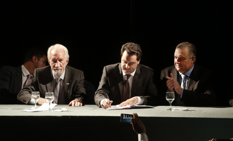 RATINHO JR EMPOSSA O SECRETÁRIO NEY LEPREVOST. O governador Carlos Massa Ratinho Junior, dá posse a Ney Leprevost na pasta da secretaria da Justiça, Família e Trabalho.Curitiba, 12-02-19.Foto: Arnaldo Alves / ANPr.