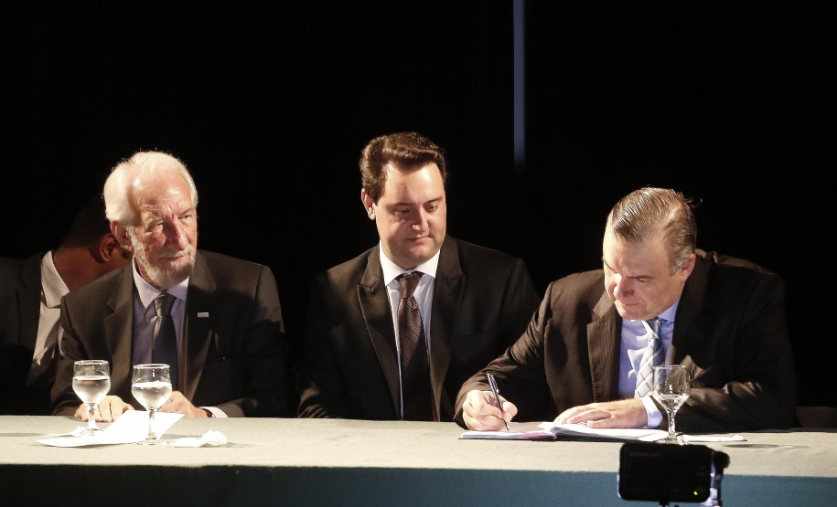 RATINHO JR EMPOSSA O SECRETÁRIO NEY LEPREVOST. O governador Carlos Massa Ratinho Junior, dá posse a Ney Leprevost na pasta da secretaria da Justiça, Família e Trabalho.Curitiba, 12-02-19.Foto: Arnaldo Alves / ANPr.