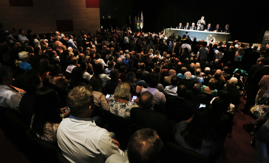 RATINHO JR EMPOSSA O SECRETÁRIO NEY LEPREVOST. O governador Carlos Massa Ratinho Junior, dá posse a Ney Leprevost na pasta da secretaria da Justiça, Família e Trabalho.Curitiba, 12-02-19.Foto: Arnaldo Alves / ANPr.