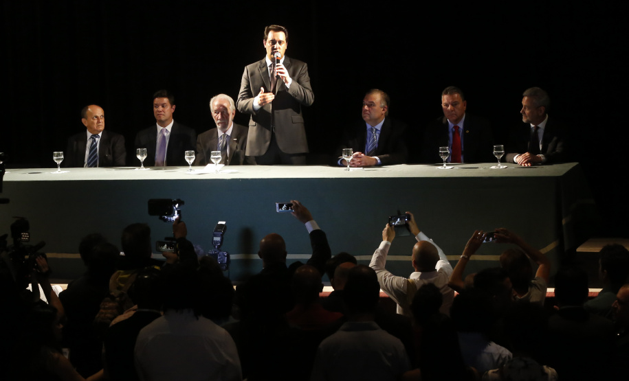 RATINHO JR EMPOSSA O SECRETÁRIO NEY LEPREVOST. O governador Carlos Massa Ratinho Junior, dá posse a Ney Leprevost na pasta da secretaria da Justiça, Família e Trabalho.Curitiba, 12-02-19.Foto: Arnaldo Alves / ANPr.