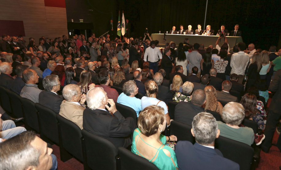 RATINHO JR EMPOSSA O SECRETÁRIO NEY LEPREVOST. O governador Carlos Massa Ratinho Junior, dá posse a Ney Leprevost na pasta da secretaria da Justiça, Família e Trabalho.Curitiba, 12-02-19.Foto: Arnaldo Alves / ANPr.