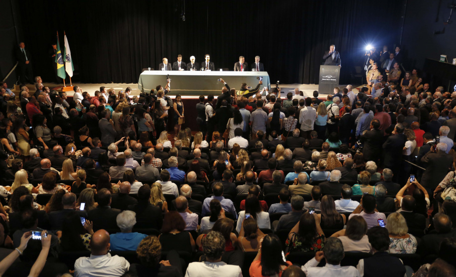 RATINHO JR EMPOSSA O SECRETÁRIO NEY LEPREVOST. O governador Carlos Massa Ratinho Junior, dá posse a Ney Leprevost na pasta da secretaria da Justiça, Família e Trabalho.Curitiba, 12-02-19.Foto: Arnaldo Alves / ANPr.