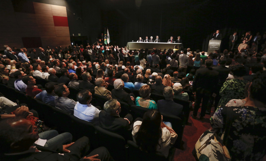 RATINHO JR EMPOSSA O SECRETÁRIO NEY LEPREVOST. O governador Carlos Massa Ratinho Junior, dá posse a Ney Leprevost na pasta da secretaria da Justiça, Família e Trabalho.Curitiba, 12-02-19.Foto: Arnaldo Alves / ANPr.