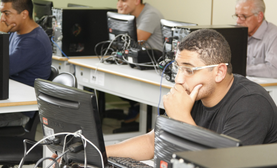 Começam no dia 25 de fevereiro as pré-inscrições para os Exames da Educação de Jovens e Adultos (EJA) Online 2019, da Secretaria de Estado da Educação. A oportunidade é gratuita e voltada para qualquer pessoa, maior de 15 anos, que deseja retomar seus estudos e obter uma certificação no Ensino Fundamental.