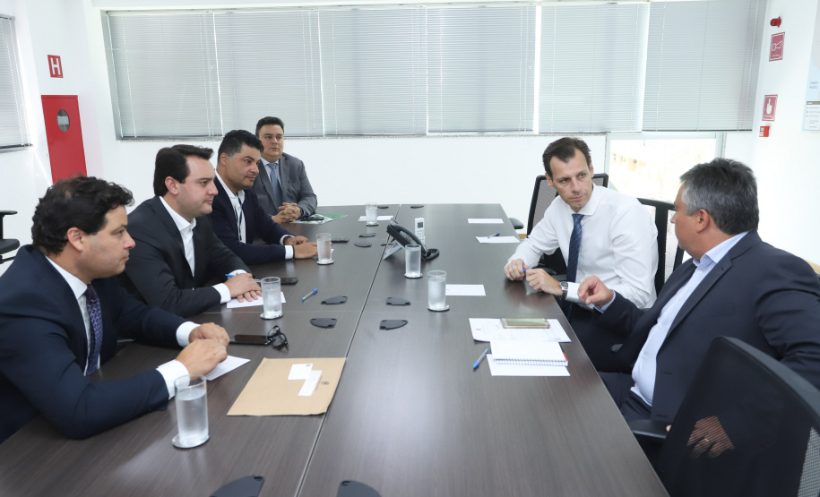 Governador Carlos Massa Ratinho Júnior durante reunião com o secretário nacional da Aviação Civil, Ronei Saggioro Glanzmann. No encontro, foi confirmado o investimento de R$ 35 milhões em infraestrutura do Aeroporto Municipal de Ponta Grossa.  O prefeito de Ponta Grossa, Marcelo Rangel, e o secretário de Estado da Infraestrutura e Logística, Sandro Alex, participaram da reunião. - Brasília, 12/02/2019  -  Foto: Rodrigo Félix Leal