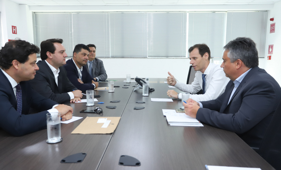 Governador Carlos Massa Ratinho Júnior durante reunião com o secretário nacional da Aviação Civil, Ronei Saggioro Glanzmann. No encontro, foi confirmado o investimento de R$ 35 milhões em infraestrutura do Aeroporto Municipal de Ponta Grossa.  O prefeito de Ponta Grossa, Marcelo Rangel, e o secretário de Estado da Infraestrutura e Logística, Sandro Alex, participaram da reunião. - Brasília, 12/02/2019  -  Foto: Rodrigo Félix Leal