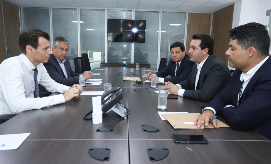 Governador Carlos Massa Ratinho Júnior durante reunião com o secretário nacional da Aviação Civil, Ronei Saggioro Glanzmann. No encontro, foi confirmado o investimento de R$ 35 milhões em infraestrutura do Aeroporto Municipal de Ponta Grossa.  O prefeito de Ponta Grossa, Marcelo Rangel, e o secretário de Estado da Infraestrutura e Logística, Sandro Alex, participaram da reunião. - Brasília, 12/02/2019  -  Foto: Rodrigo Félix Leal