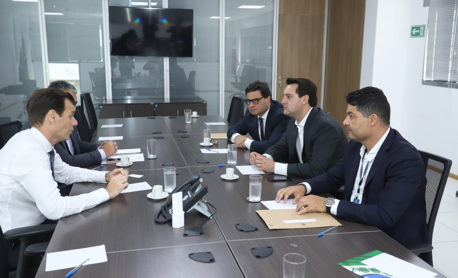 Governador Carlos Massa Ratinho Júnior durante reunião com o secretário nacional da Aviação Civil, Ronei Saggioro Glanzmann. No encontro, foi confirmado o investimento de R$ 35 milhões em infraestrutura do Aeroporto Municipal de Ponta Grossa.  O prefeito de Ponta Grossa, Marcelo Rangel, e o secretário de Estado da Infraestrutura e Logística, Sandro Alex, participaram da reunião. - Brasília, 12/02/2019  -  Foto: Rodrigo Félix Leal