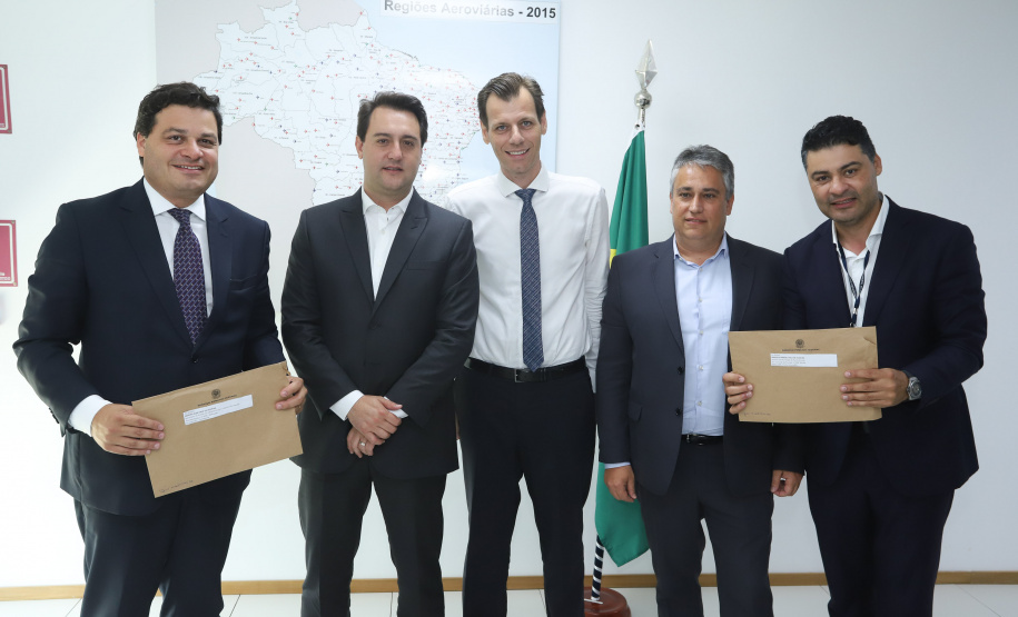 Governador Carlos Massa Ratinho Júnior durante reunião com o secretário nacional da Aviação Civil, Ronei Saggioro Glanzmann. No encontro, foi confirmado o investimento de R$ 35 milhões em infraestrutura do Aeroporto Municipal de Ponta Grossa.  O prefeito de Ponta Grossa, Marcelo Rangel, e o secretário de Estado da Infraestrutura e Logística, Sandro Alex, participaram da reunião. - Brasília, 12/02/2019  -  Foto: Rodrigo Félix Leal