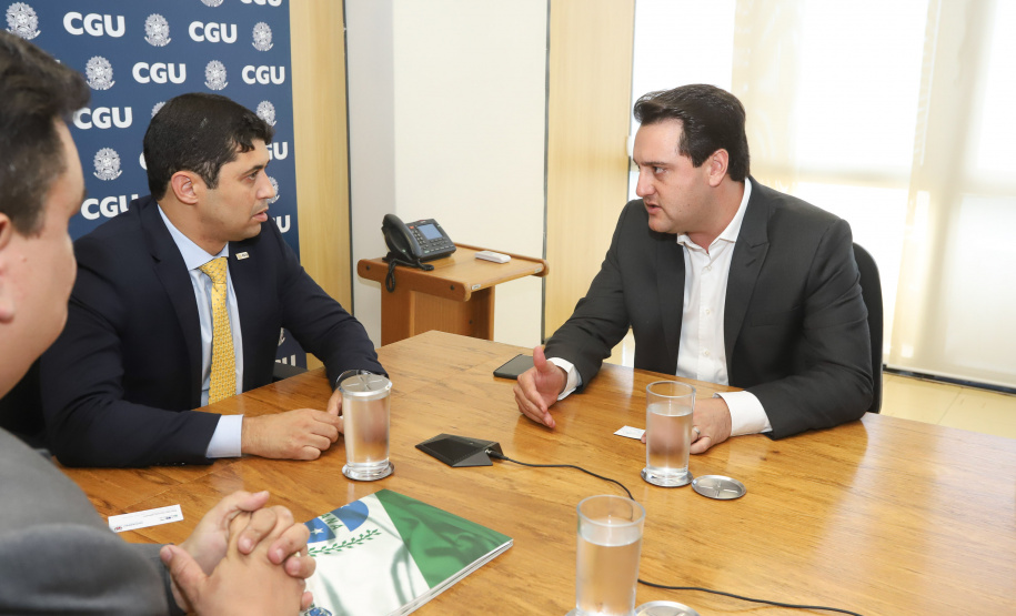 O governador Carlos Massa Ratinho Junior reuniu-se nesta terça-feira (12), em Brasília, com o ministro da Controladoria-Geral da União, Wagner de Campos Rosário, para apresentar o Programa Estadual de Integridade e Compliance, do Governo do Paraná. O controlador-geral do Estado, Raul Siqueira, também participou.  -  BRasília, 12/02/2019  -  Foto: Rodrigo Félix Leal/ANPr