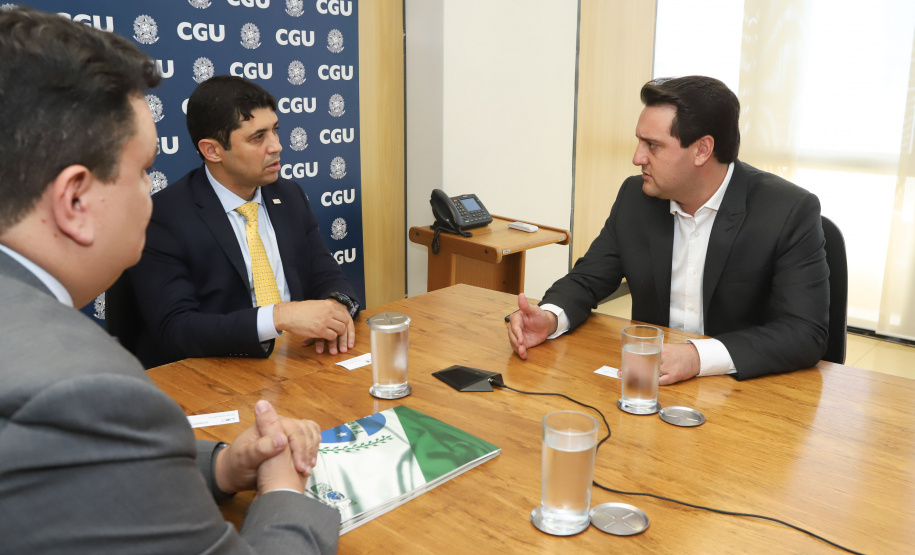 O governador Carlos Massa Ratinho Junior reuniu-se nesta terça-feira (12), em Brasília, com o ministro da Controladoria-Geral da União, Wagner de Campos Rosário, para apresentar o Programa Estadual de Integridade e Compliance, do Governo do Paraná. O controlador-geral do Estado, Raul Siqueira, também participou.  -  BRasília, 12/02/2019  -  Foto: Rodrigo Félix Leal/ANPr
