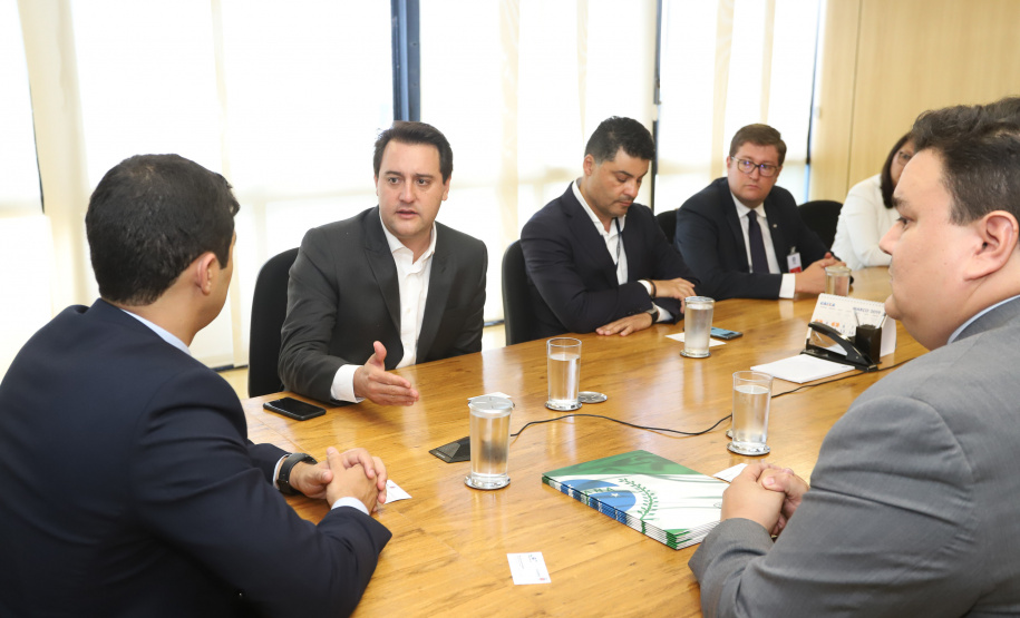O governador Carlos Massa Ratinho Junior reuniu-se nesta terça-feira (12), em Brasília, com o ministro da Controladoria-Geral da União, Wagner de Campos Rosário, para apresentar o Programa Estadual de Integridade e Compliance, do Governo do Paraná. O controlador-geral do Estado, Raul Siqueira, também participou.  -  BRasília, 12/02/2019  -  Foto: Rodrigo Félix Leal/ANPr