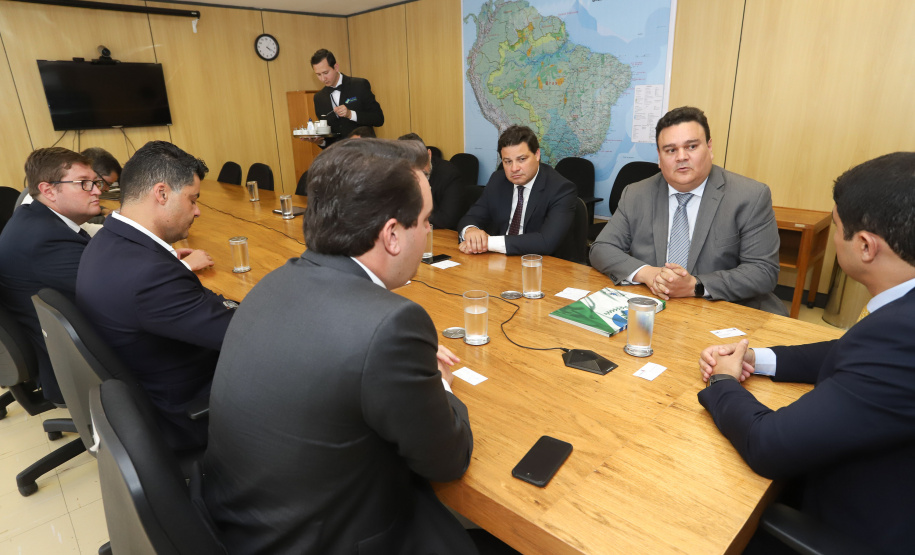 O governador Carlos Massa Ratinho Junior reuniu-se nesta terça-feira (12), em Brasília, com o ministro da Controladoria-Geral da União, Wagner de Campos Rosário, para apresentar o Programa Estadual de Integridade e Compliance, do Governo do Paraná. O controlador-geral do Estado, Raul Siqueira, também participou.  -  BRasília, 12/02/2019  -  Foto: Rodrigo Félix Leal/ANPr