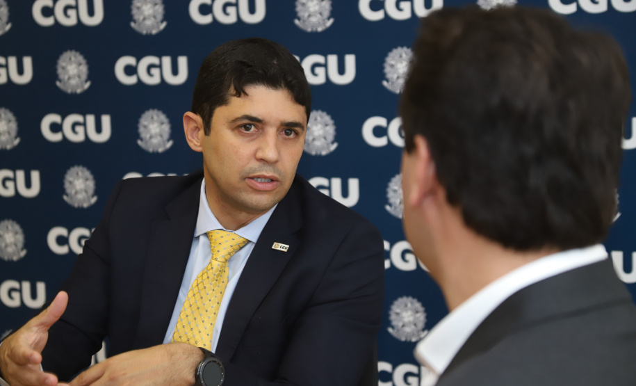 O governador Carlos Massa Ratinho Junior reuniu-se nesta terça-feira (12), em Brasília, com o ministro da Controladoria-Geral da União, Wagner de Campos Rosário, para apresentar o Programa Estadual de Integridade e Compliance, do Governo do Paraná. O controlador-geral do Estado, Raul Siqueira, também participou.  -  BRasília, 12/02/2019  -  Foto: Rodrigo Félix Leal/ANPr