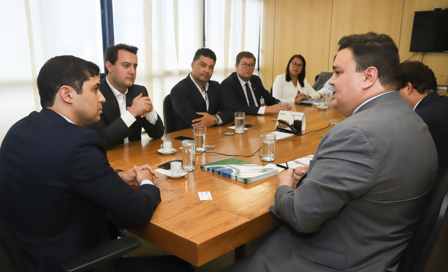 O governador Carlos Massa Ratinho Junior reuniu-se nesta terça-feira (12), em Brasília, com o ministro da Controladoria-Geral da União, Wagner de Campos Rosário, para apresentar o Programa Estadual de Integridade e Compliance, do Governo do Paraná. O controlador-geral do Estado, Raul Siqueira, também participou.  -  BRasília, 12/02/2019  -  Foto: Rodrigo Félix Leal/ANPr