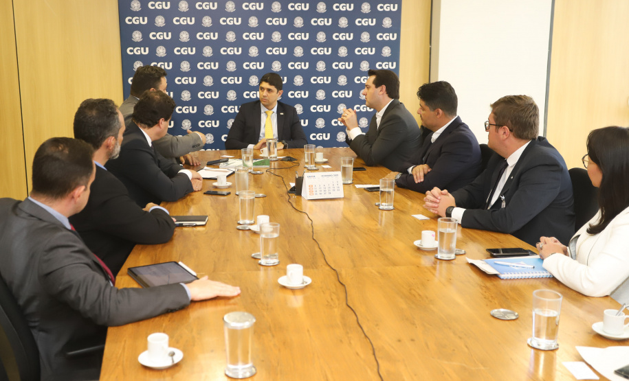 O governador Carlos Massa Ratinho Junior reuniu-se nesta terça-feira (12), em Brasília, com o ministro da Controladoria-Geral da União, Wagner de Campos Rosário, para apresentar o Programa Estadual de Integridade e Compliance, do Governo do Paraná. O controlador-geral do Estado, Raul Siqueira, também participou.  -  BRasília, 12/02/2019  -  Foto: Rodrigo Félix Leal/ANPr