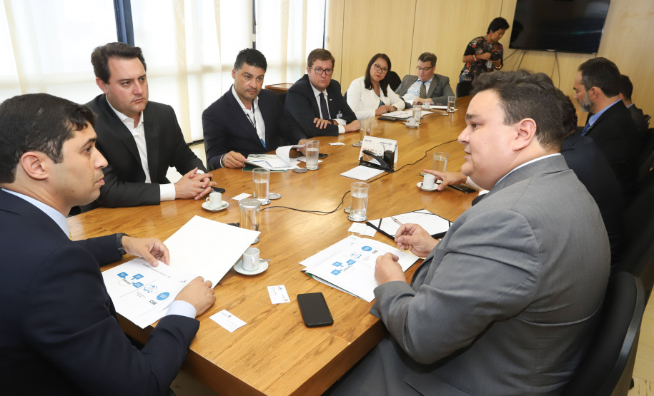 O governador Carlos Massa Ratinho Junior reuniu-se nesta terça-feira (12), em Brasília, com o ministro da Controladoria-Geral da União, Wagner de Campos Rosário, para apresentar o Programa Estadual de Integridade e Compliance, do Governo do Paraná. O controlador-geral do Estado, Raul Siqueira, também participou.  -  BRasília, 12/02/2019  -  Foto: Rodrigo Félix Leal/ANPr