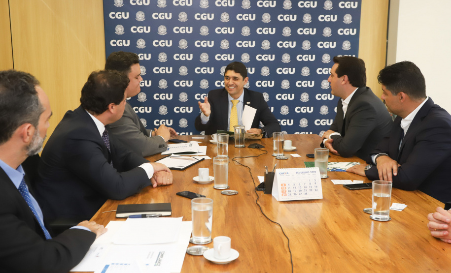 O governador Carlos Massa Ratinho Junior reuniu-se nesta terça-feira (12), em Brasília, com o ministro da Controladoria-Geral da União, Wagner de Campos Rosário, para apresentar o Programa Estadual de Integridade e Compliance, do Governo do Paraná. O controlador-geral do Estado, Raul Siqueira, também participou.  -  BRasília, 12/02/2019  -  Foto: Rodrigo Félix Leal/ANPr