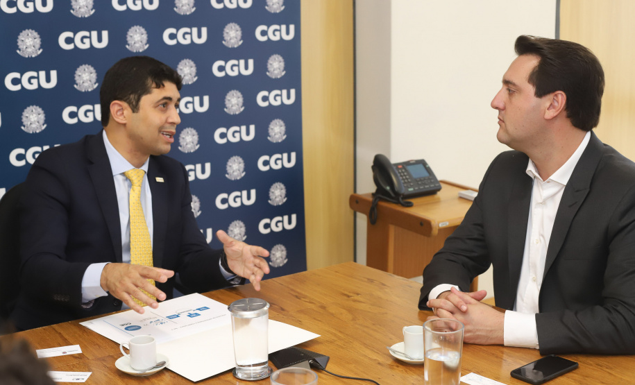 O governador Carlos Massa Ratinho Junior reuniu-se nesta terça-feira (12), em Brasília, com o ministro da Controladoria-Geral da União, Wagner de Campos Rosário, para apresentar o Programa Estadual de Integridade e Compliance, do Governo do Paraná. O controlador-geral do Estado, Raul Siqueira, também participou.  -  BRasília, 12/02/2019  -  Foto: Rodrigo Félix Leal/ANPr